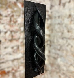 Kuduhorn Wandskulptur edel und einmalig auf abgeflammten Holz