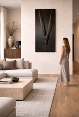 Gold Oryx, auf einer verbrannten Eichenhozpaltte