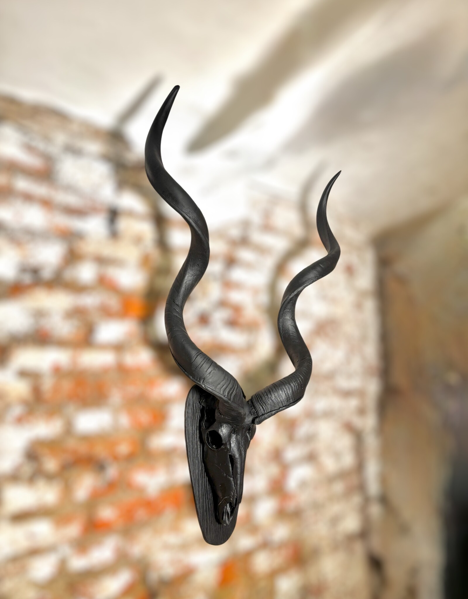 Large Black Kudu Horn Wall Decor – Majestic 95 cm Kudu Horns, Modern African Wall Art, Matte Black Horn Sculpture, Rustic Burnt Wood Mount