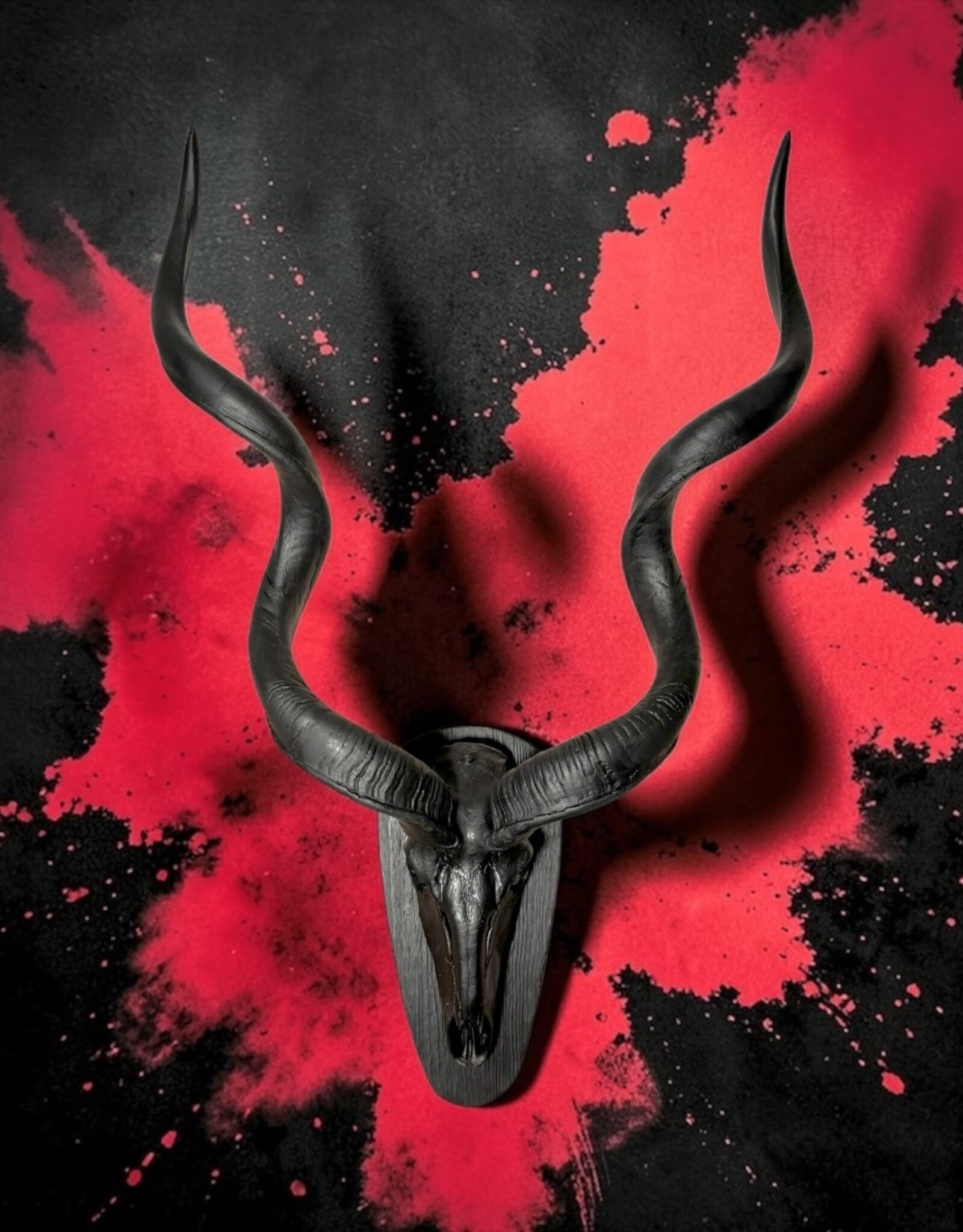 Large Black Kudu Horn Wall Decor – Majestic 95 cm Kudu Horns, Modern African Wall Art, Matte Black Horn Sculpture, Rustic Burnt Wood Mount