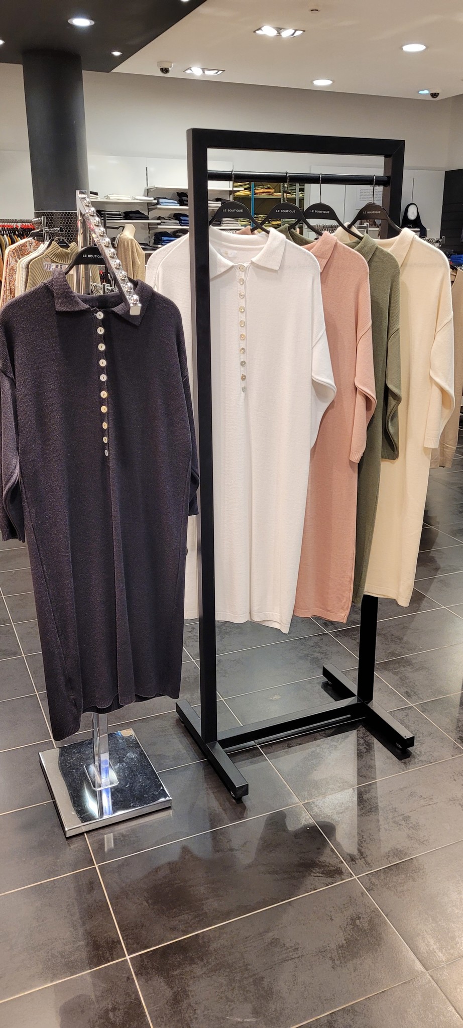 Lange trui met knoopjes (zwart-wit-roze-mintgroen-beige)