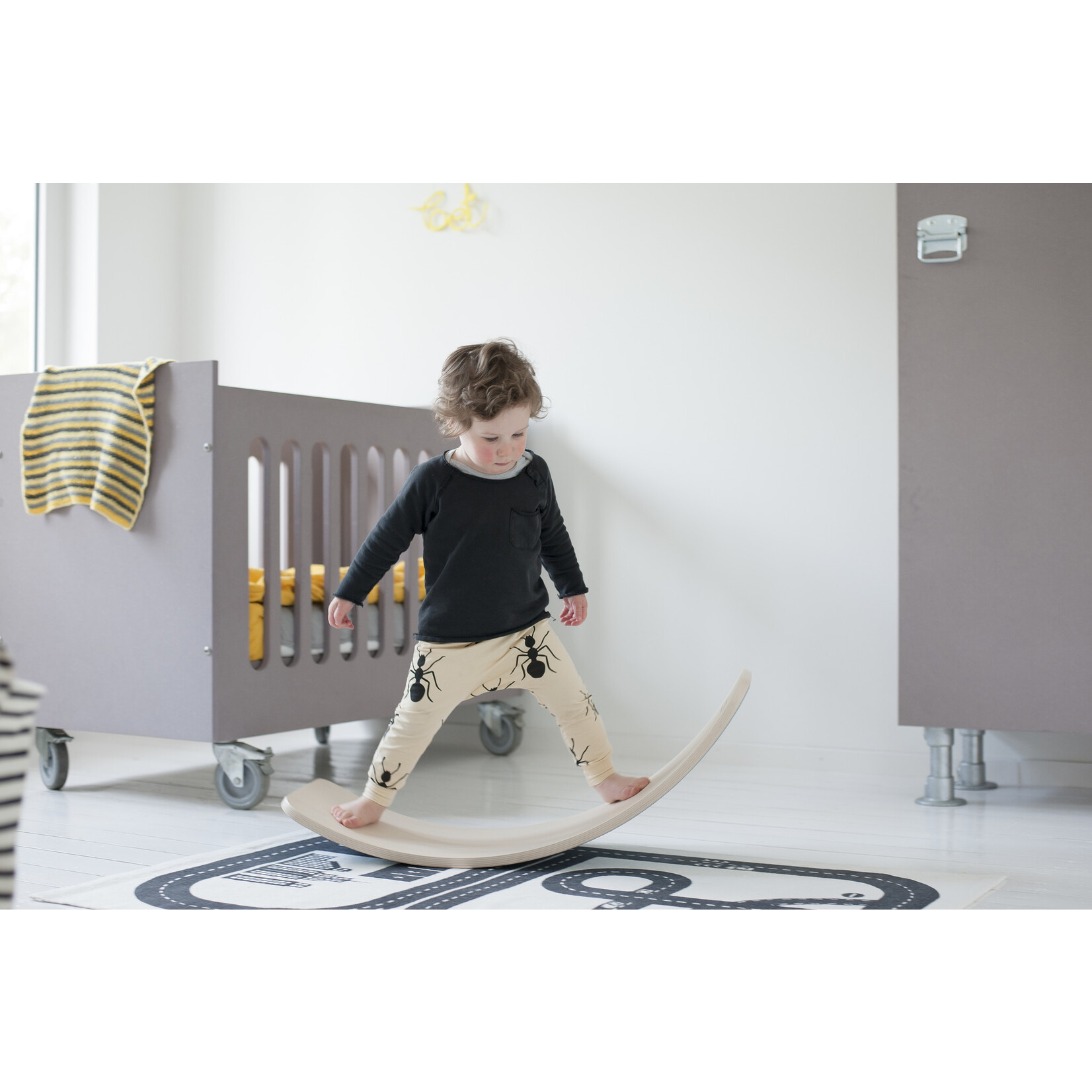 Wobbel Starter Baby Mouse Lichtgrijs Gelakt - Hout Met Vilt - Balance Board 70 centimeter - 0 tot 3 jaar