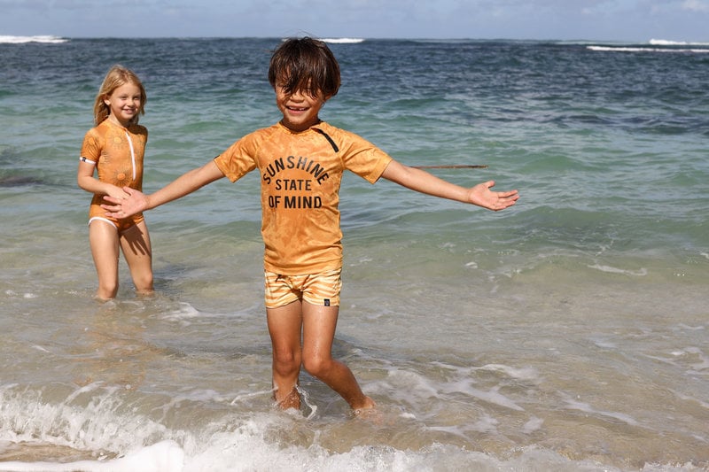 Beach and Bandits UV Zwemshirt Korte Mouw Kinderen Jongens Meisje - Sunshine State of Mind Goudgeel