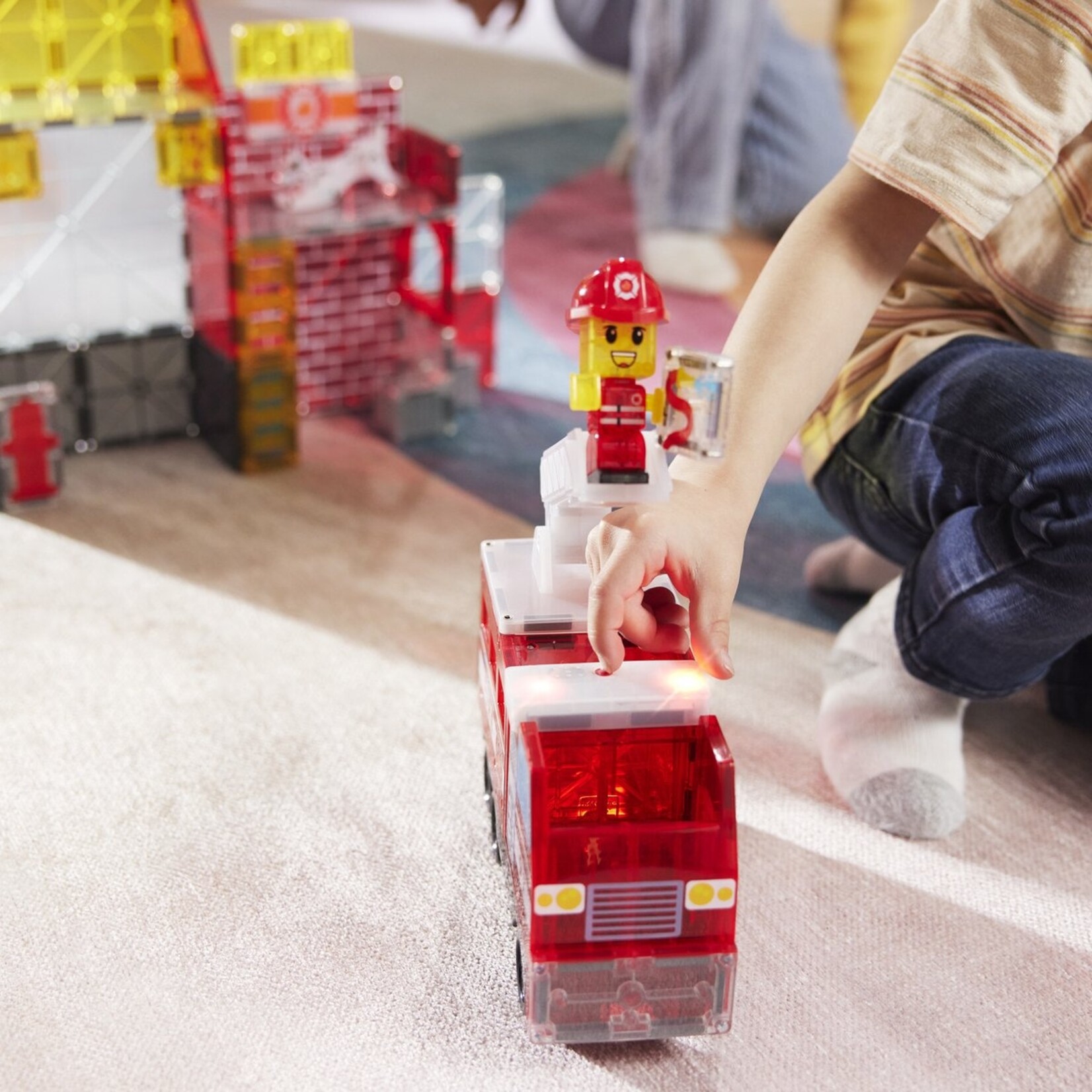 Magna-Tiles MAGNA-TILES Brandweer station 50-delige set met brandweer auto - magnetisch bouw speelgoed - magnetische tegels - open einde speelgoed