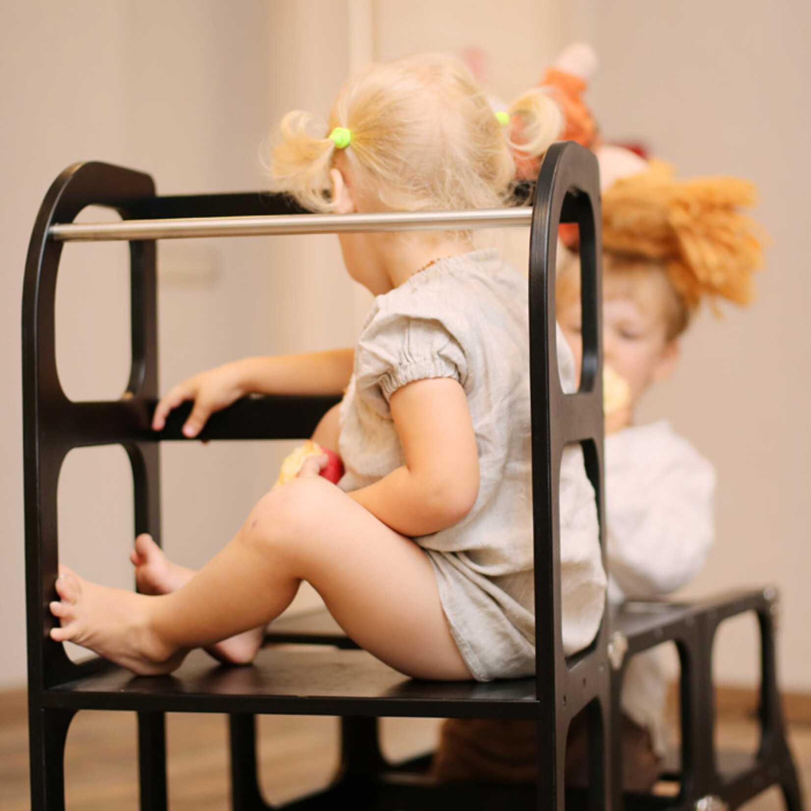 Ette Tete Leertoren Step'n Sit | Inklapbaar tot tafel en stoel | Zwart met zwarte clips en schroeven | RETOURDEAL