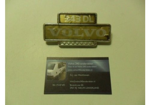 Embleem "343 DL" spatscherm voorscherm  3271844 NIEUW Volvo 343 