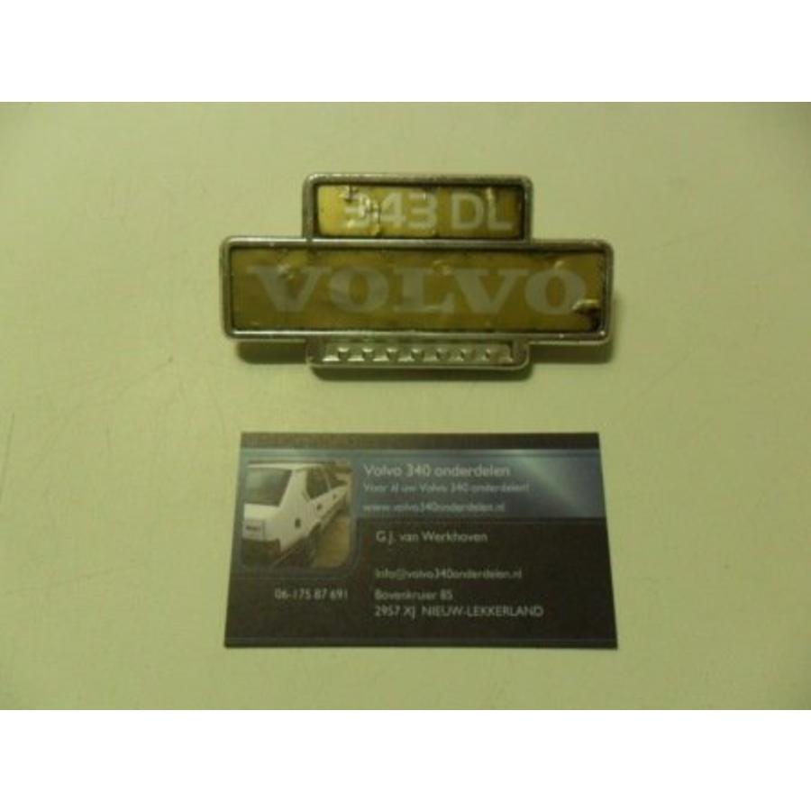 Embleem "343 DL" spatscherm voorscherm  3271844 NIEUW Volvo 343