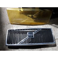 Grille 1312656 NEW Volvo 240