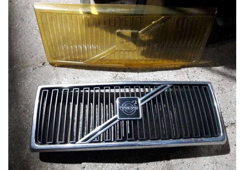 Grille 1312656 NEW Volvo 240 