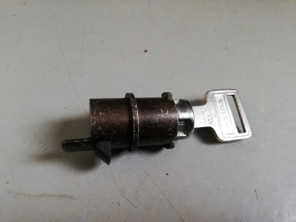 Volvo 240/260 Cylinder lock NOS Volvo 240, 260 Volvo 340 Parts Netherlands