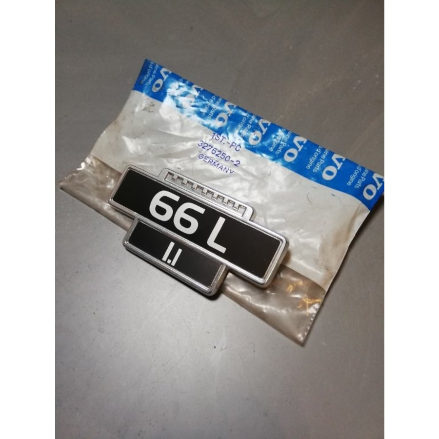 Embleem spatbord "66 L 1.1" 3269802 NOS Volvo 66