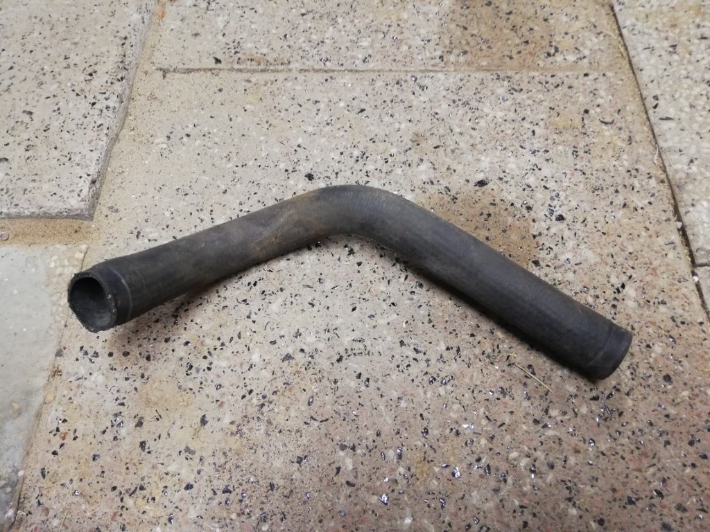 Volvo 200serie Lower cooling water hose radiator water pump 270616