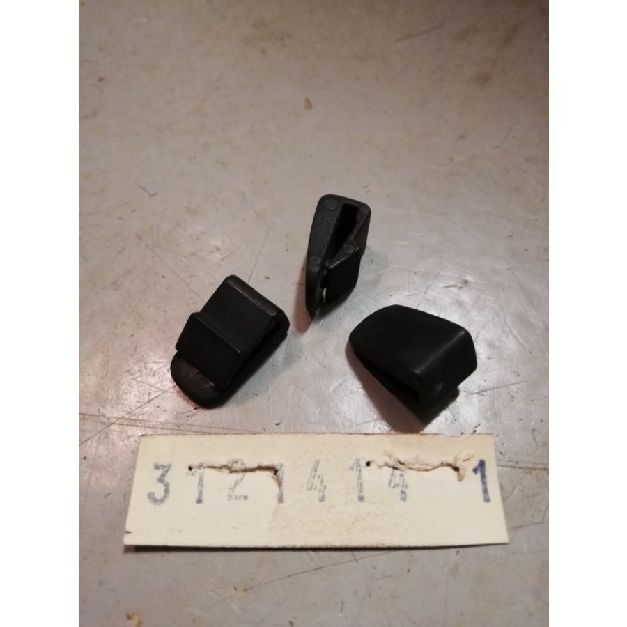 Clip bij achterbank rugleuning 3121414 tot CH.167129 NOS Volvo 440, 460