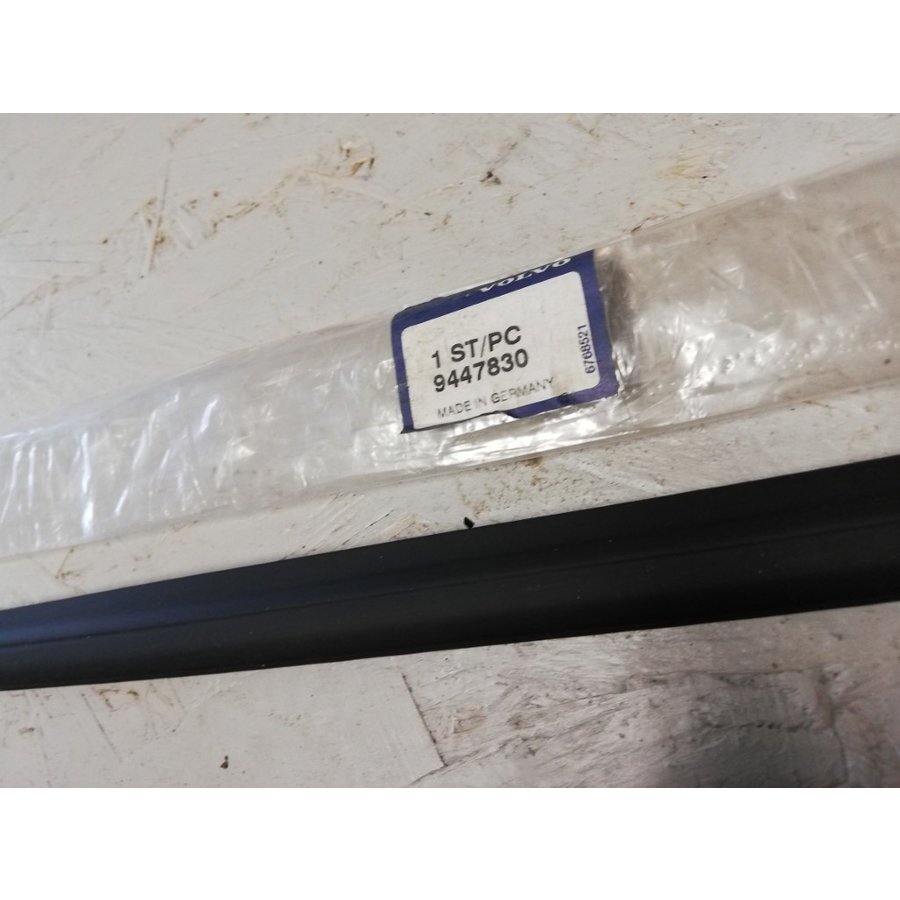 Front window strip 9447830 around '98 NOS Volvo 940, 960