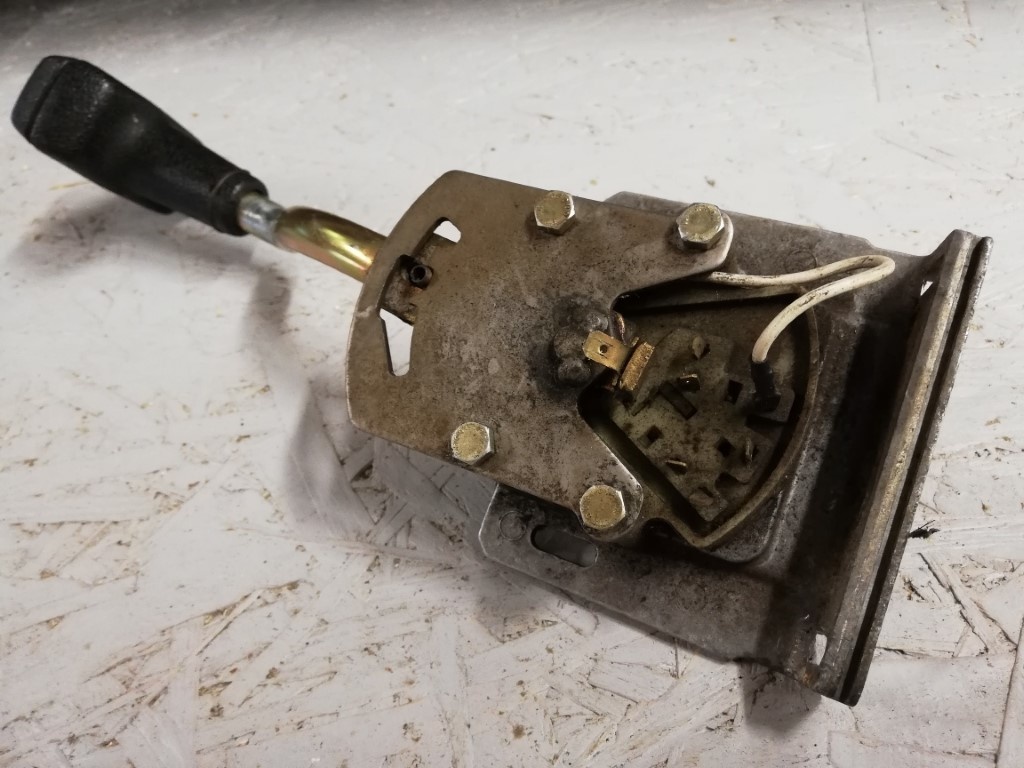 Gear selector shift lever variomatic CVT transmission 32909772 uses V