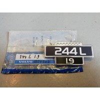 Emblem '244L 1.9' 1254203 NOS Volvo 240