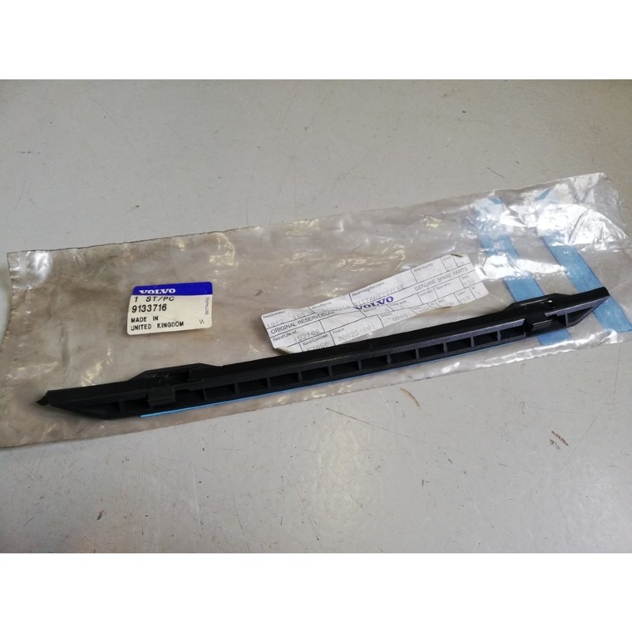 Filler under windscreen middle 9133716 NOS Volvo 850