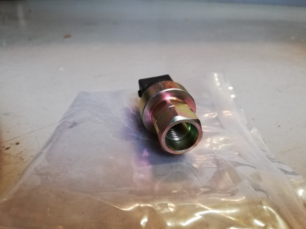 Pressure switch air conditioning 3537866 NOS Volvo 240, 260, 740, 760