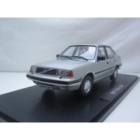 Schaalmodel 1:18 Volvo 360 sedan NIEUW