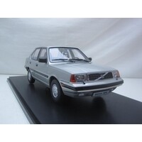 Schaalmodel 1:18 Volvo 360 sedan NIEUW