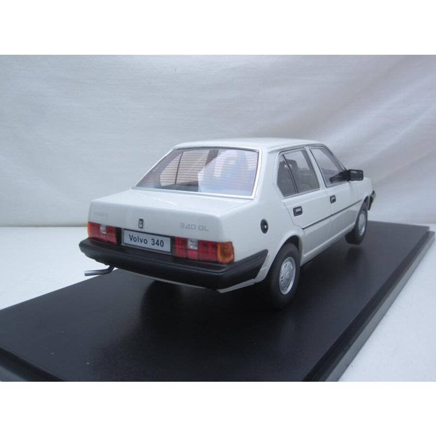 Schaalmodel 1:18 Volvo 340 sedan 'WIT' NIEUW