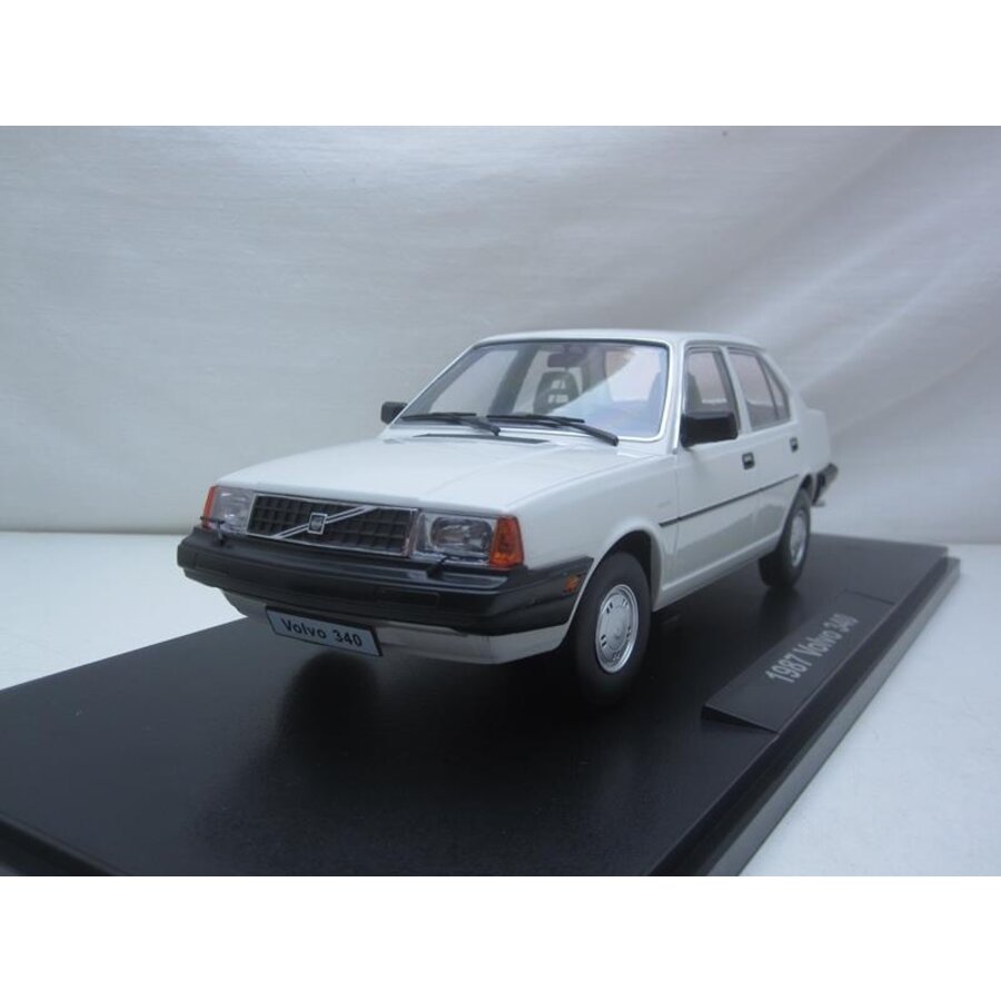 Schaalmodel 1:18 Volvo 340 sedan 'WIT' NIEUW