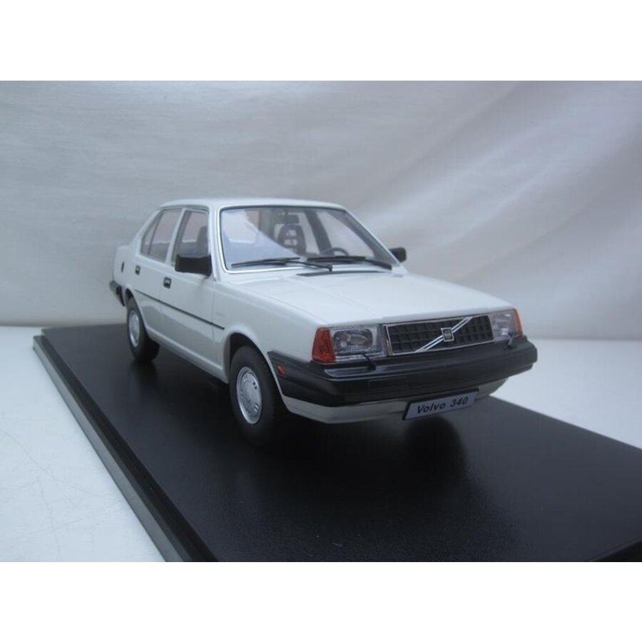 Schaalmodel 1:18 Volvo 340 sedan 'WIT' NIEUW