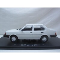 Schaalmodel 1:18 Volvo 340 sedan 'WIT' NIEUW