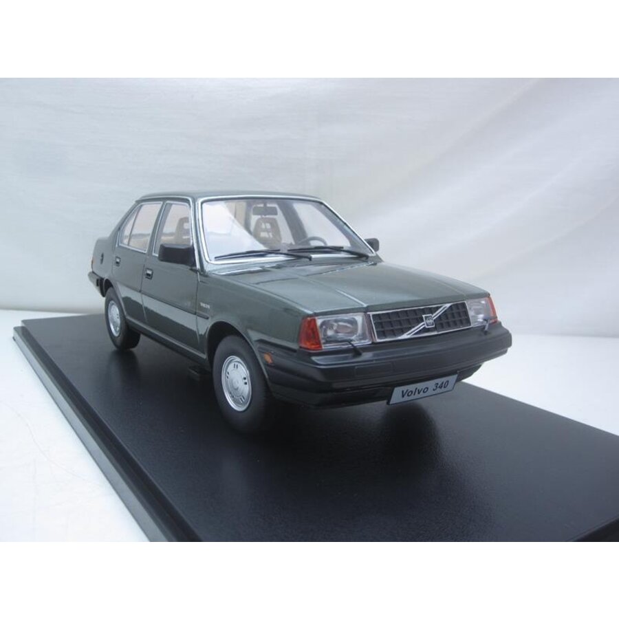 Schaalmodel 1:18 Volvo 340DL sedan 'GROEN' NIEUW