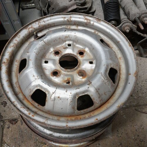 Wiel origineel Volvo, stalen velg oude type 3294109 vanaf CH.318090- gebruikt Volvo 343, 345 