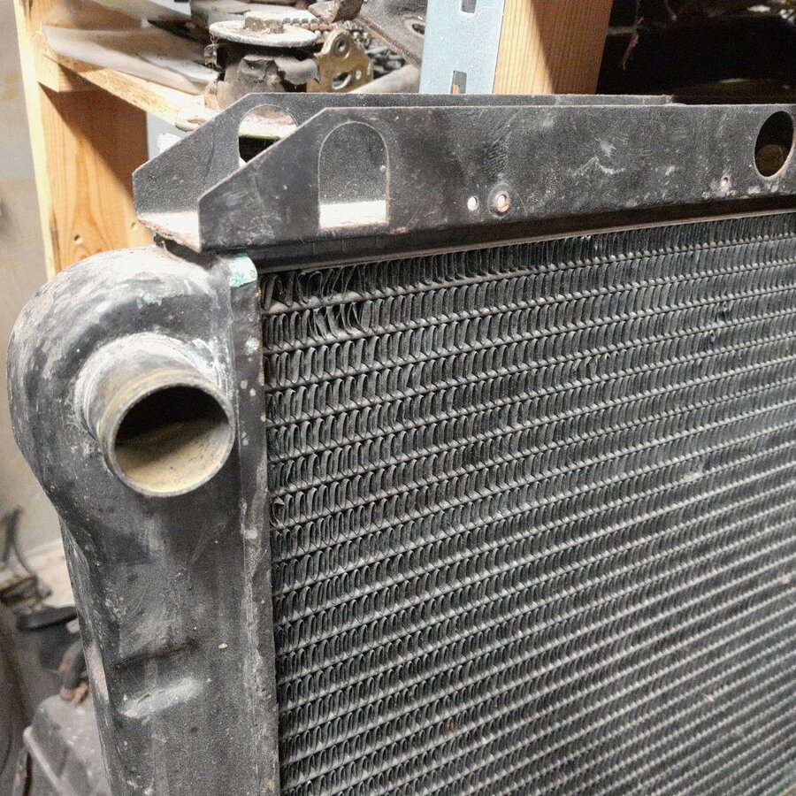 Radiateur vierkant model oud met gat voor temperatuursensor 5002790 gebruikt Volvo 343, 345, 340