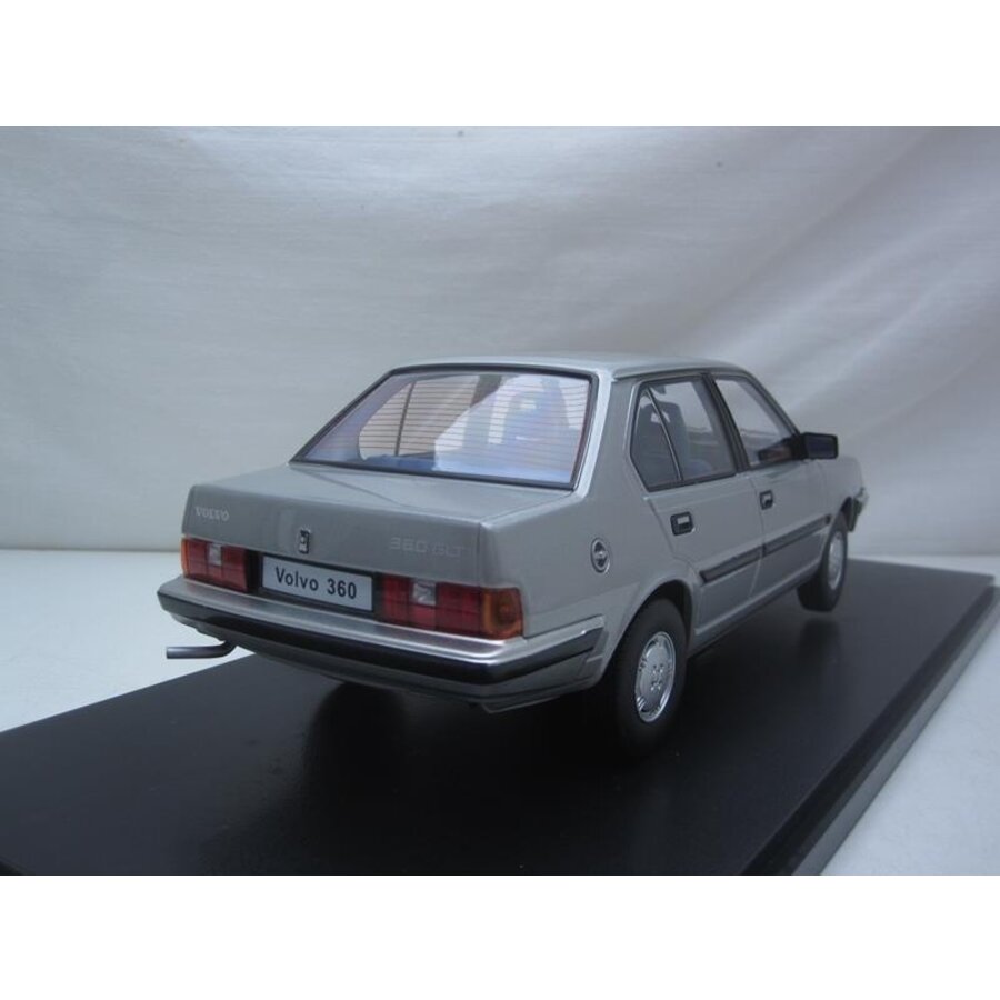 Schaalmodel 1:18 Volvo 360 sedan NIEUW