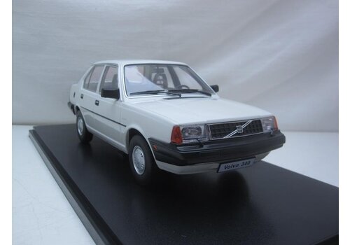 Schaalmodel 1:18 Volvo 340 sedan 'WIT' NIEUW 