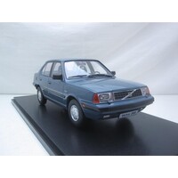 Schaalmodel 1:18 Volvo 360 GLT sedan 'Blauw' NIEUW