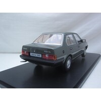 Schaalmodel 1:18 Volvo 340DL sedan 'GROEN' NIEUW