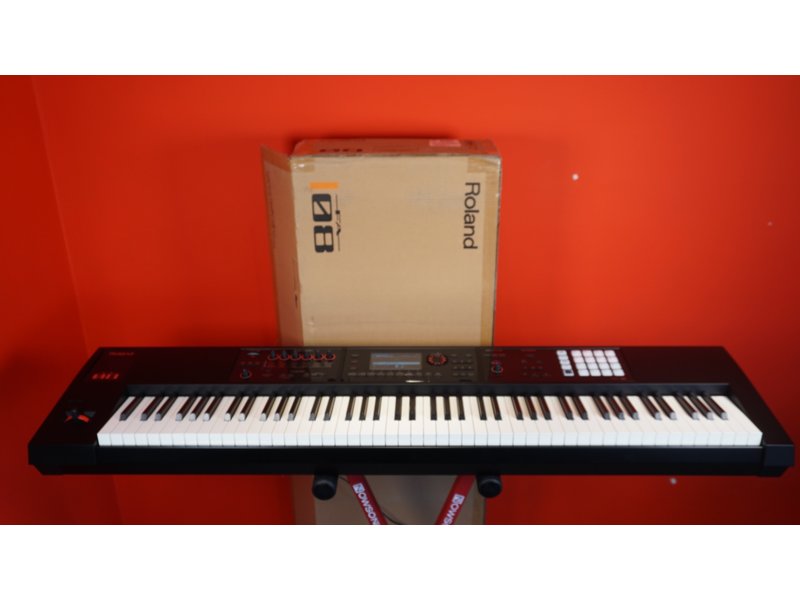 ROLAND FA08 (B-stock)