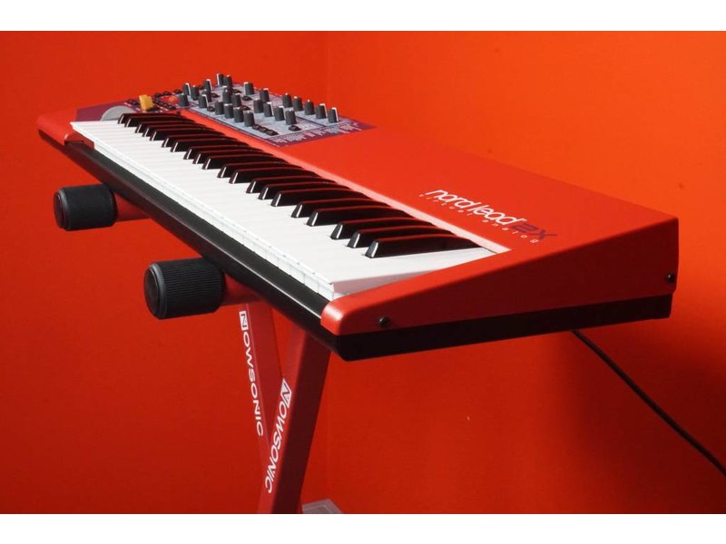 NORD Lead 2X (jong gebruikt)