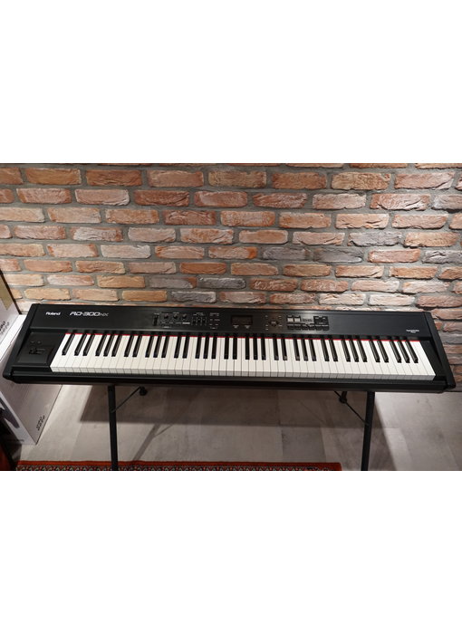 ROLAND RD300NX (jong gebruikt)