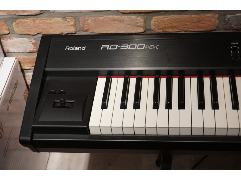 ROLAND RD300NX (jong gebruikt)