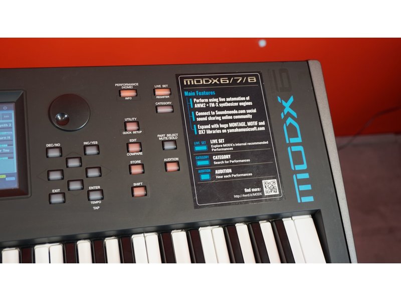 Yamaha MODX6 (jong gebruikt)