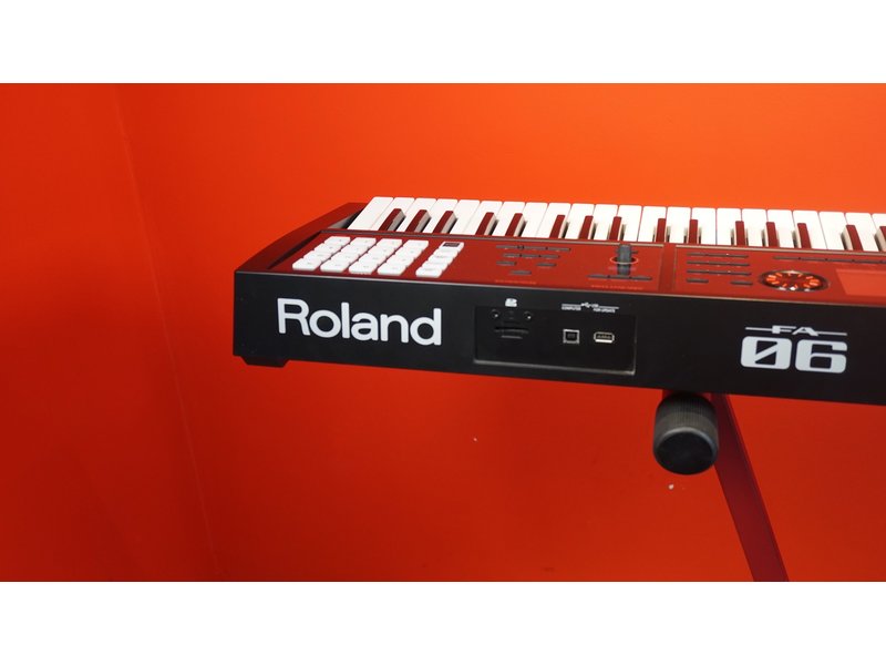 ROLAND FA06 (jong gebruikt)