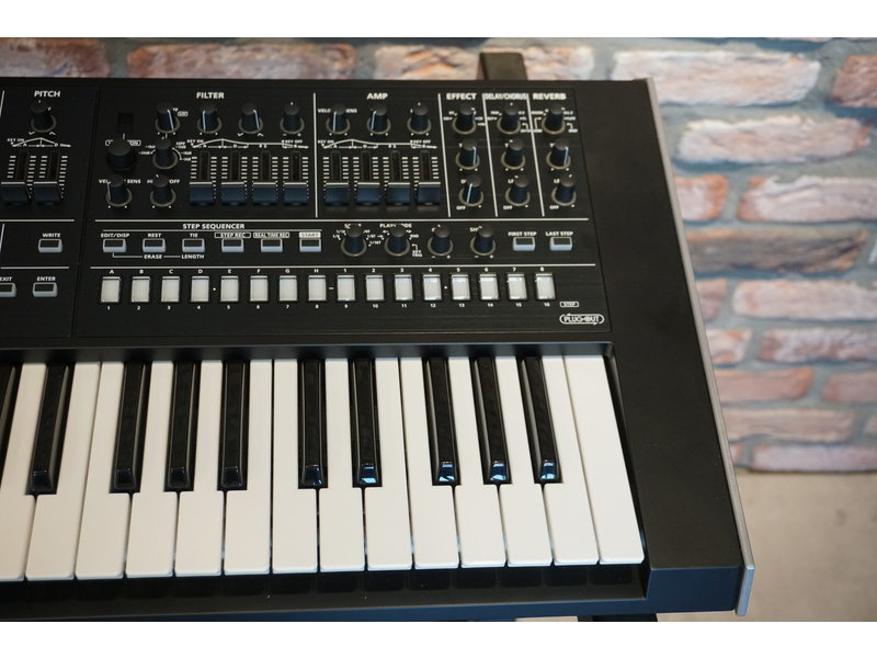 ROLAND  System 8 (jong gebruikt)