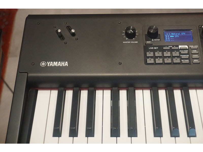 Yamaha CP73 (jong gebruikt)