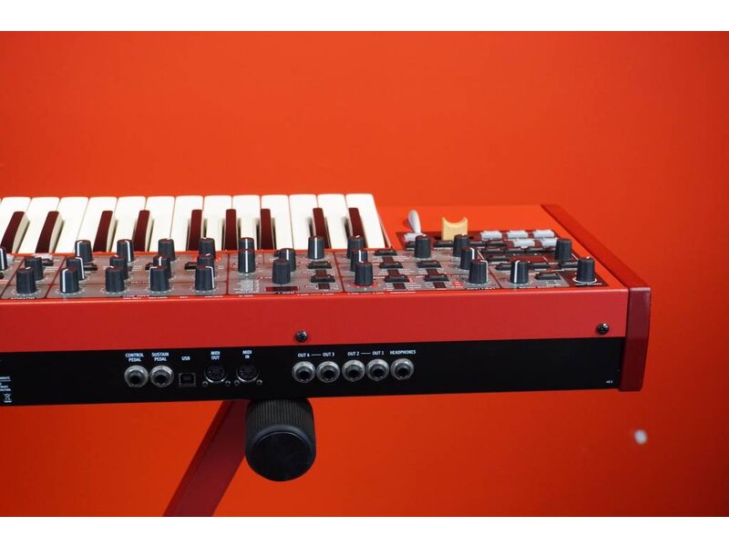 NORD Lead 4 met softcase (Jong Gebruikt)