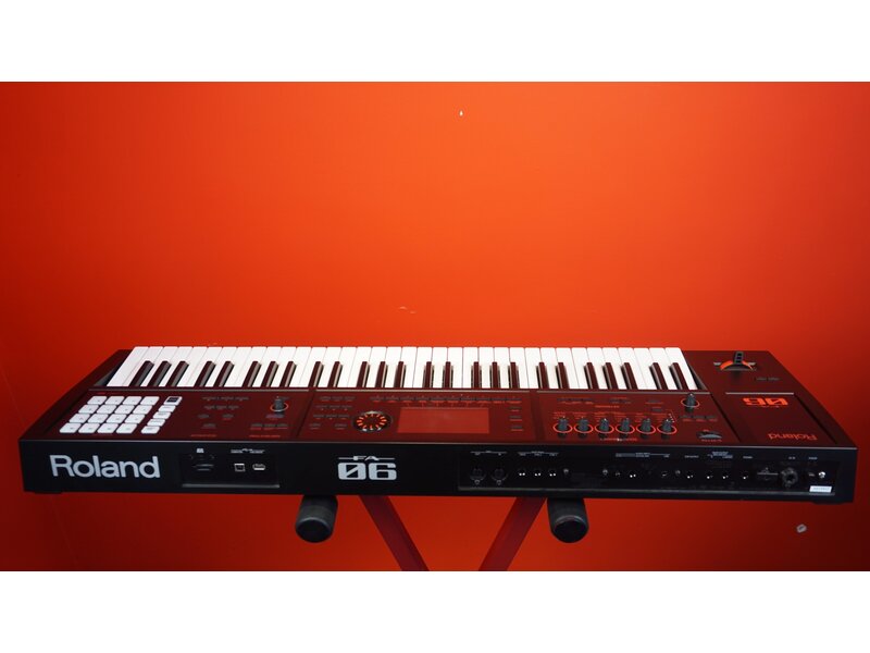 ROLAND FA06 (gebruikt)