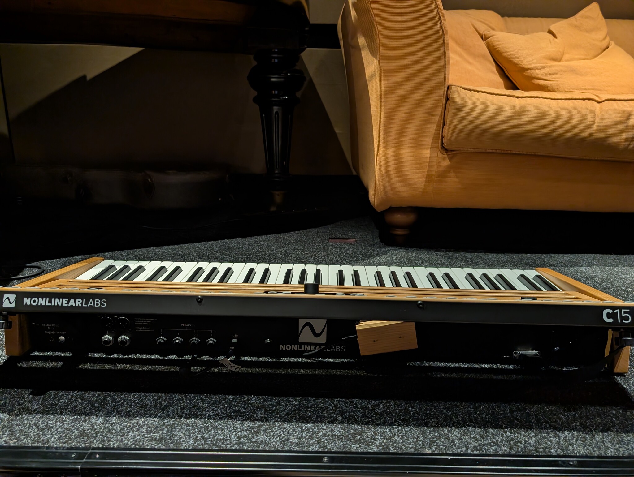 Nonlineair Labs C15 Cherry Wood / Incl Flightcase en Accessoires