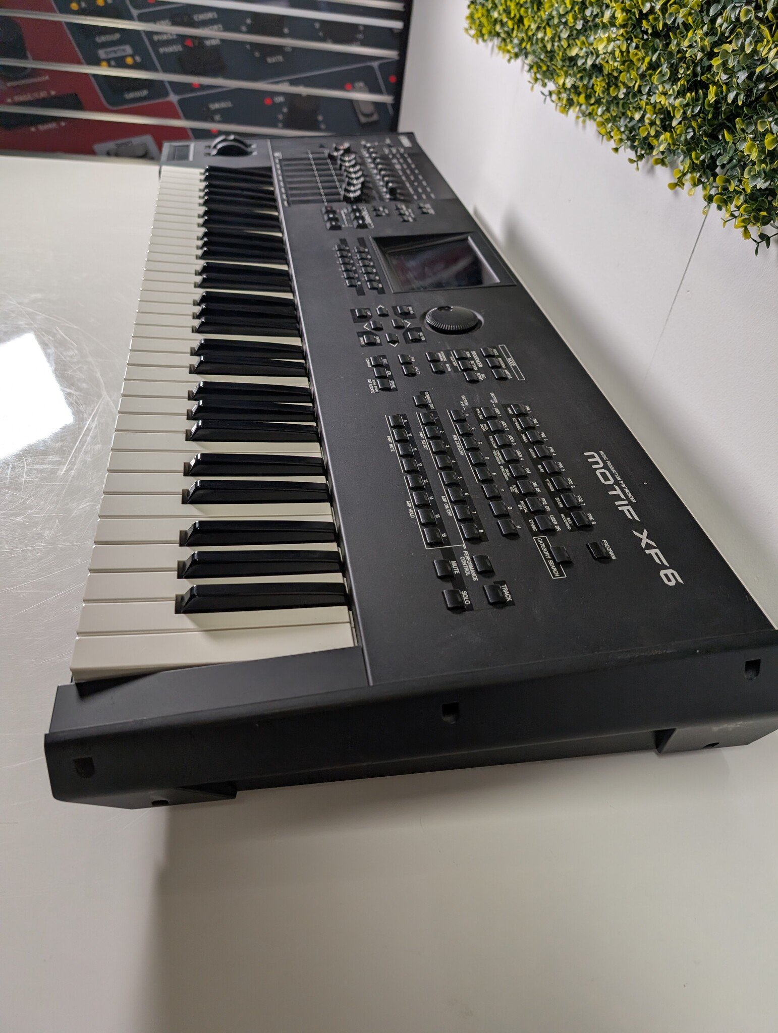 Yamaha Motif XF6 Synthesizer Workstation