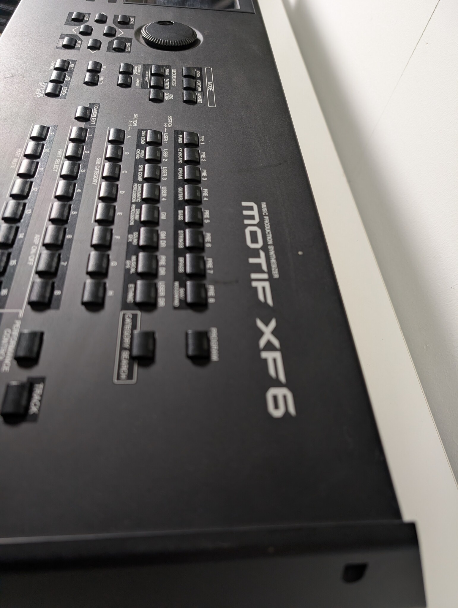 Yamaha Motif XF6 Synthesizer Workstation