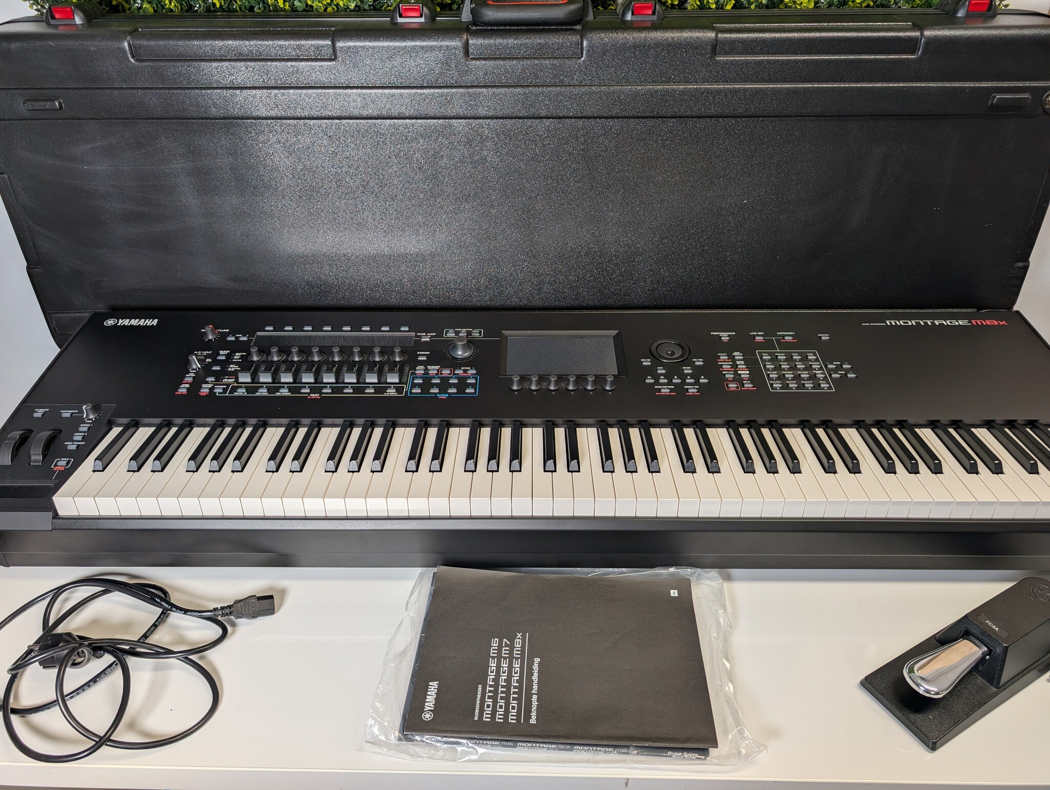 Yamaha MONTAGE M8x 88 Jong gebruikt, Op voorraad (direct leverbaar) + Gator flightcase  + Pedaal
