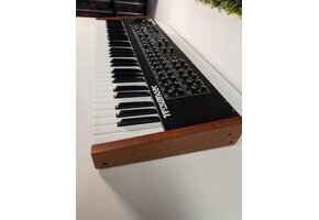Sequential Prophet REV2 8 voice
